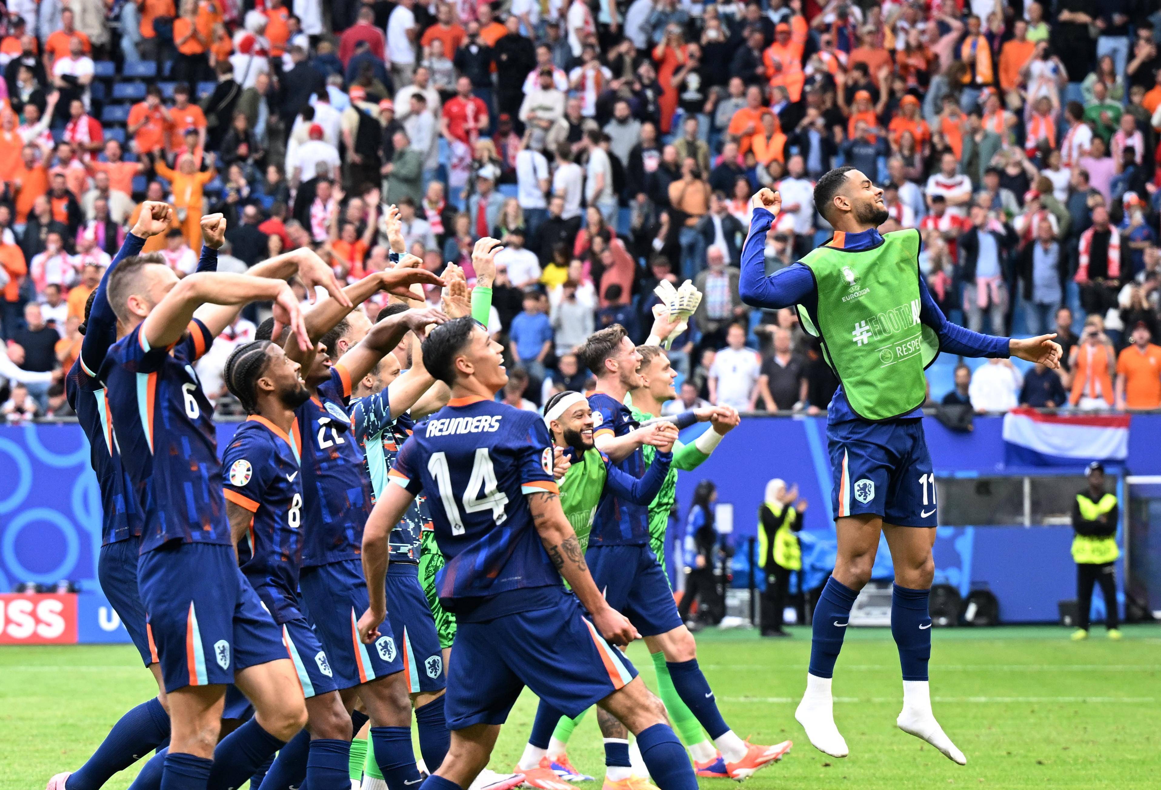 荷兰球队在国际杯赛中跻身前四(荷兰球队在国际杯赛中跻身前四名)