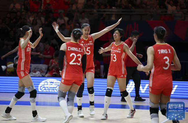 球员赛后欢庆胜利,共同欢腾场面 球员赛后欢庆胜利,共同欢腾场面