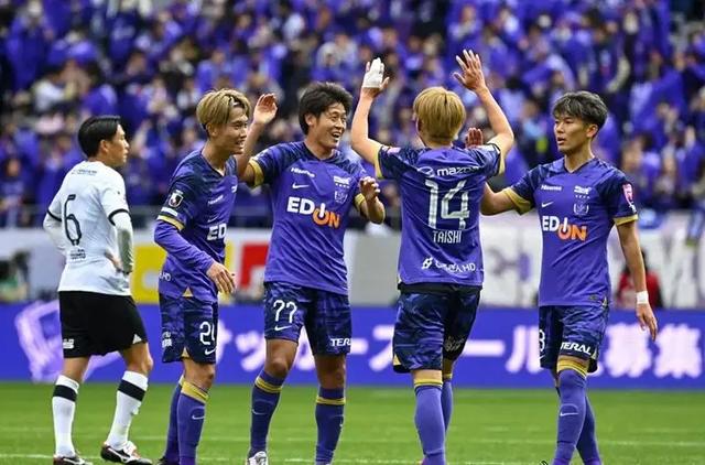 包含鹿岛鹿角冲击季军，年轻球员表现亮眼的词条