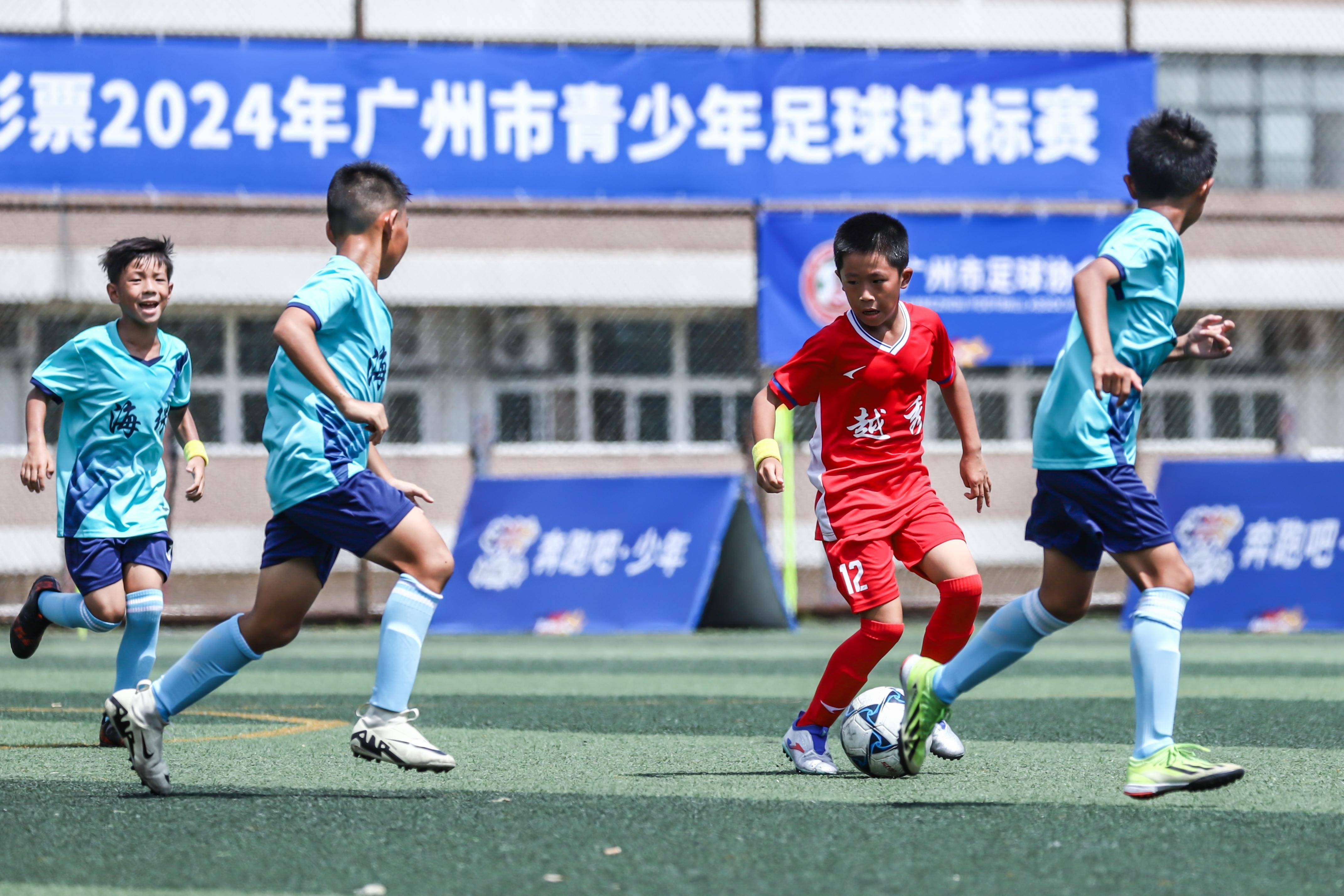 世界级足球赛事展现职业精神的简单介绍 世界级足球赛事展现职业精神的简单介绍