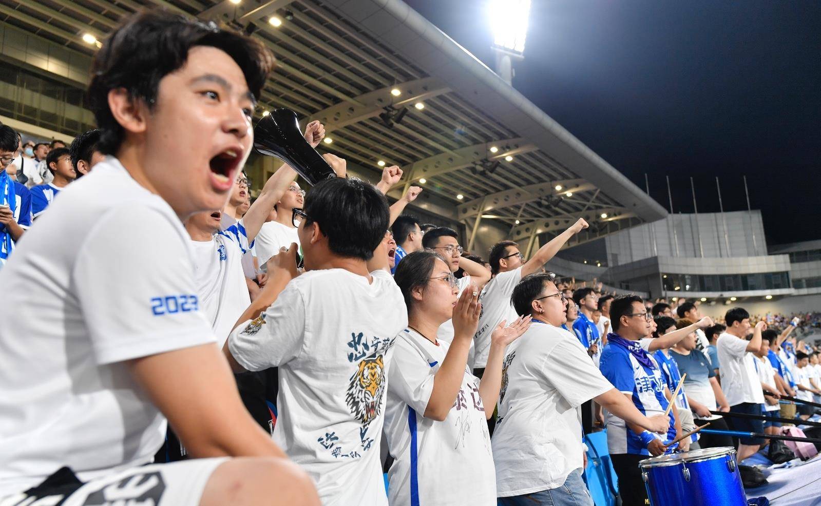 足球场上的精彩瞬间引发观众欢呼 足球场上的精彩瞬间引发观众欢呼