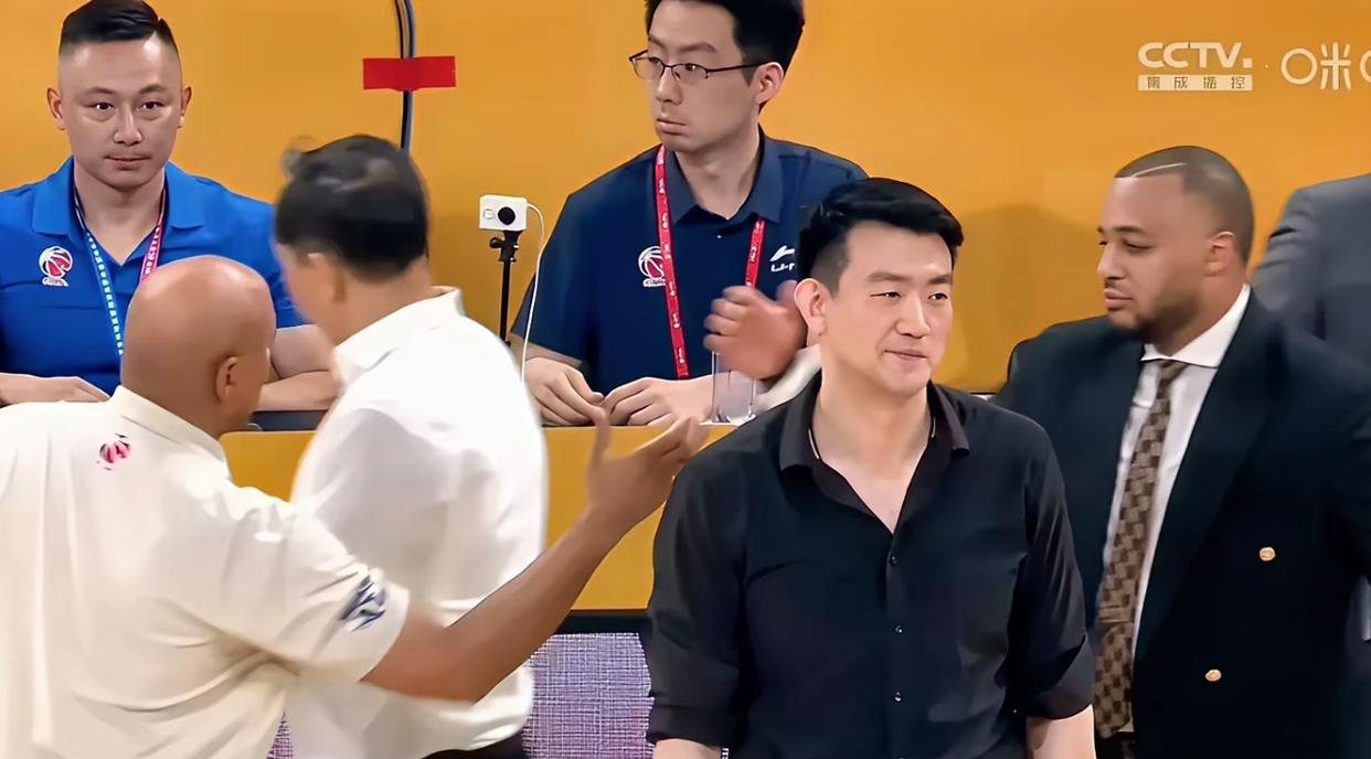 保龄球选手在比赛中斩获连胜夺冠