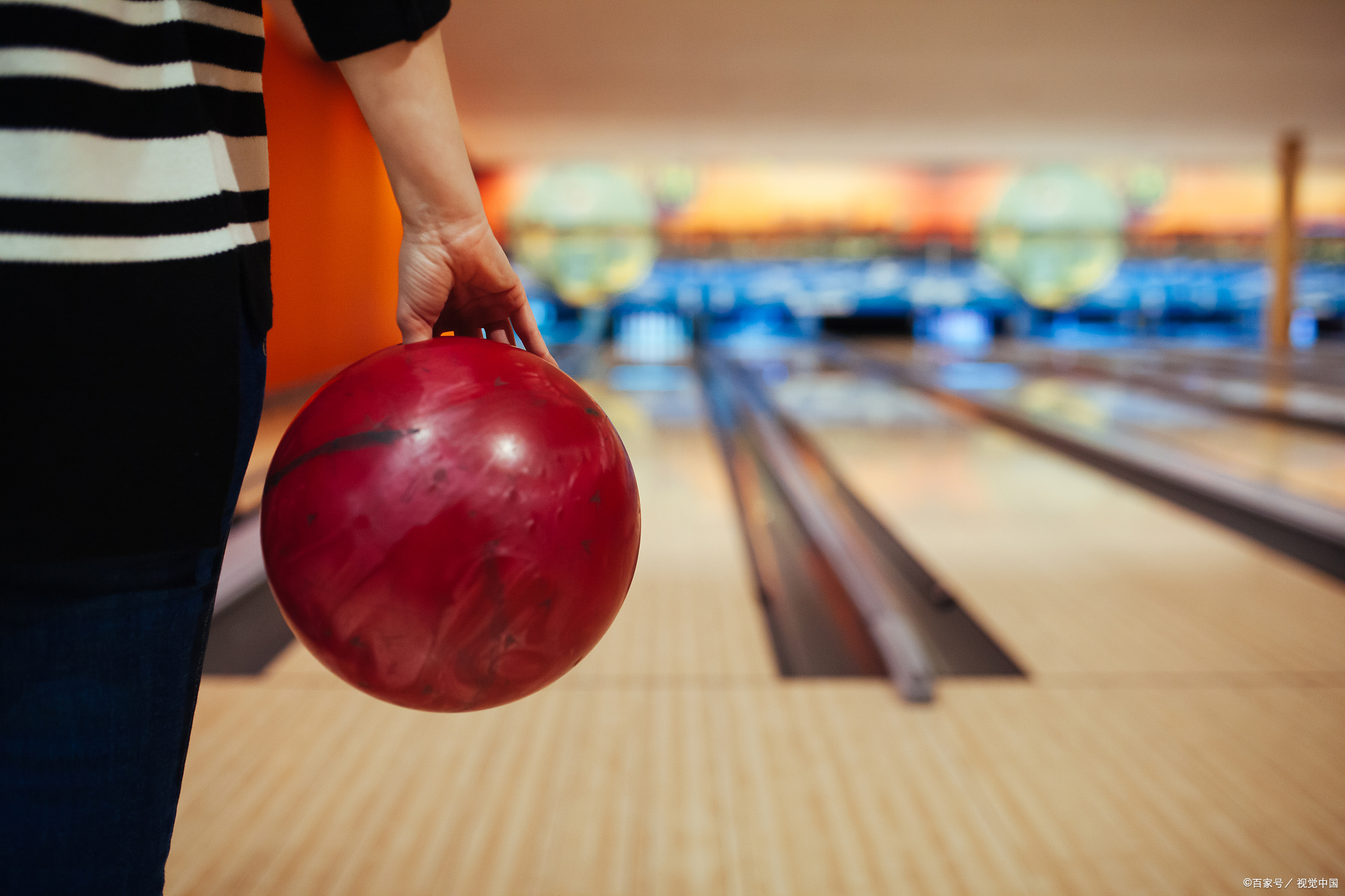 保龄球选手在比赛中斩获连胜夺冠