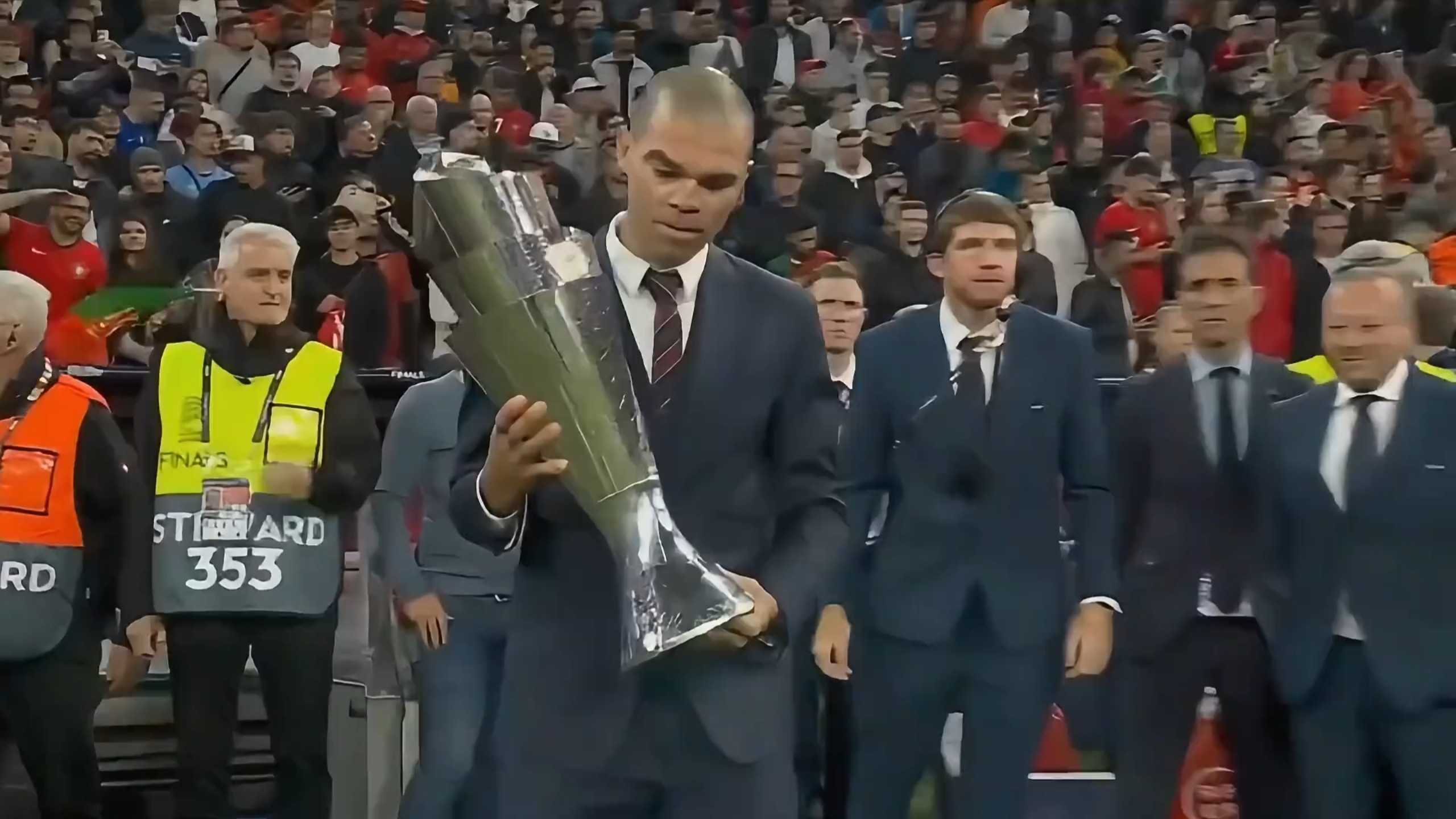 aoa体育-欧国联冠军奖杯现身球场，引发球迷狂热追捧的简单介绍