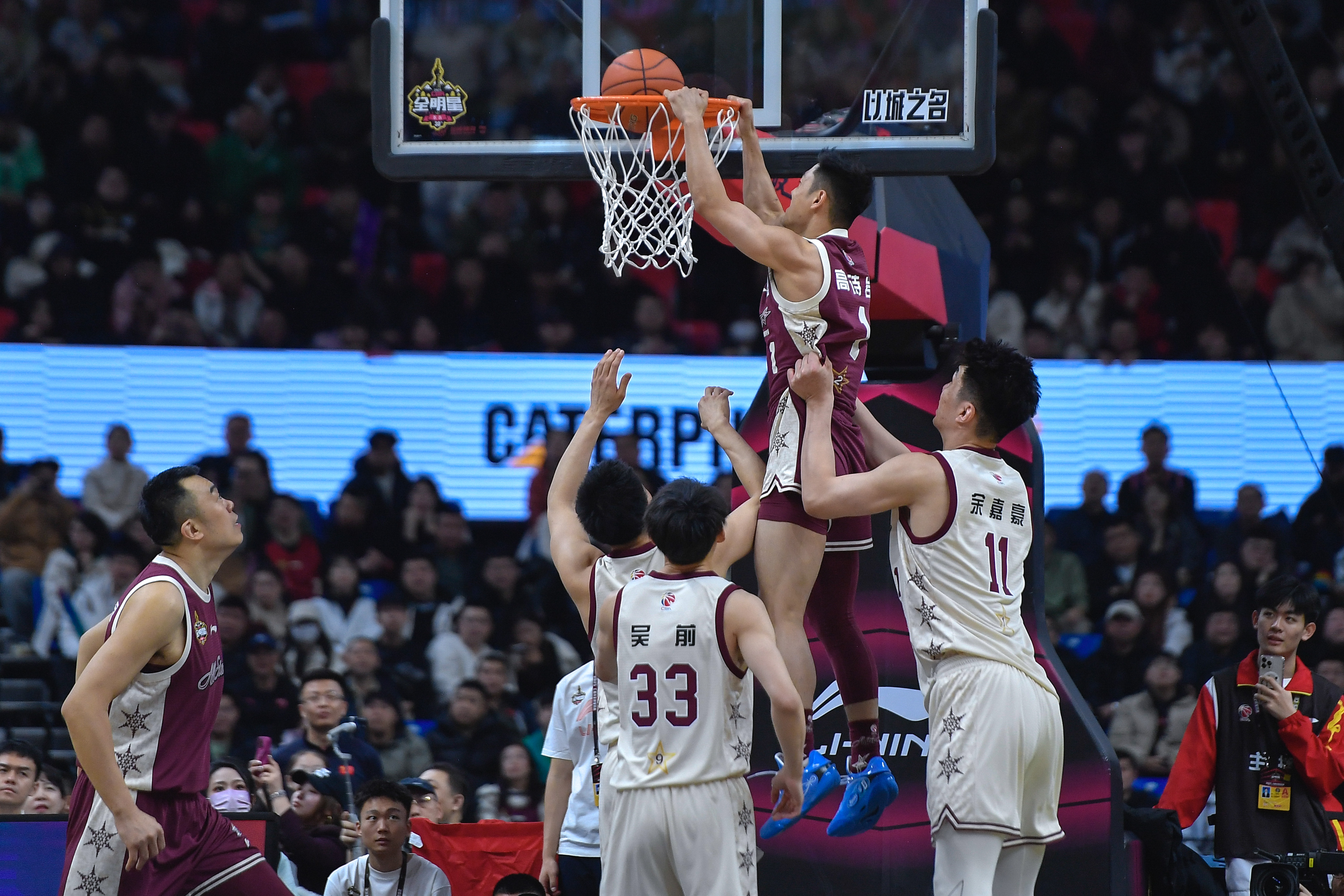 关于势均力敌,一场篮球联赛引人入胜的对决让球迷沸腾的信息 关于势均力敌,一场篮球联赛引人入胜的对决让球迷沸腾的信息