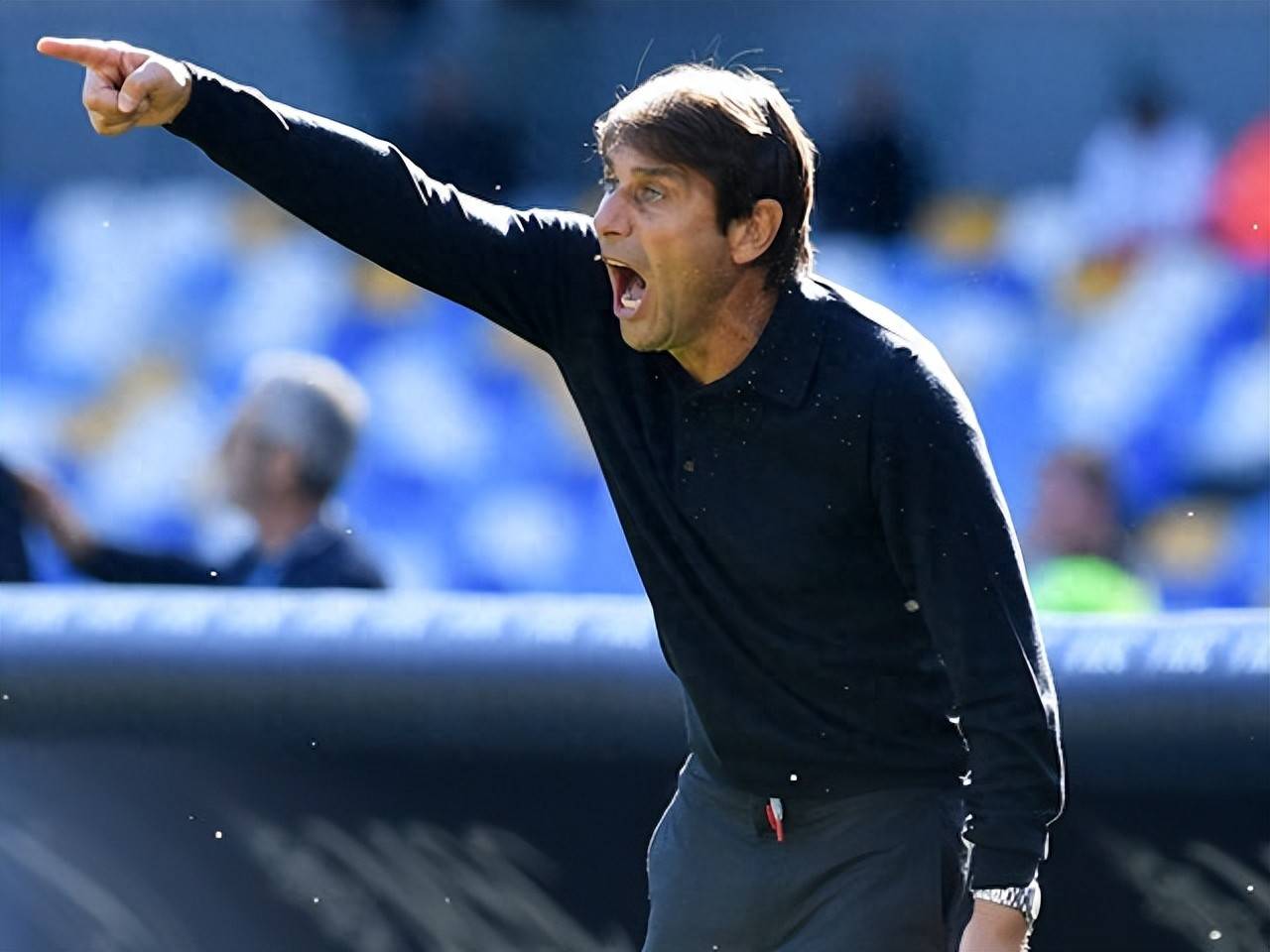 卡利亚里队遭遇惨败离开比赛 卡利亚里队遭遇惨败离开比赛