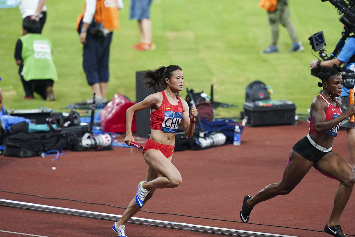 运动员尽力挑战个人极限,感动现场观众 运动员尽力挑战个人极限,感动现场观众