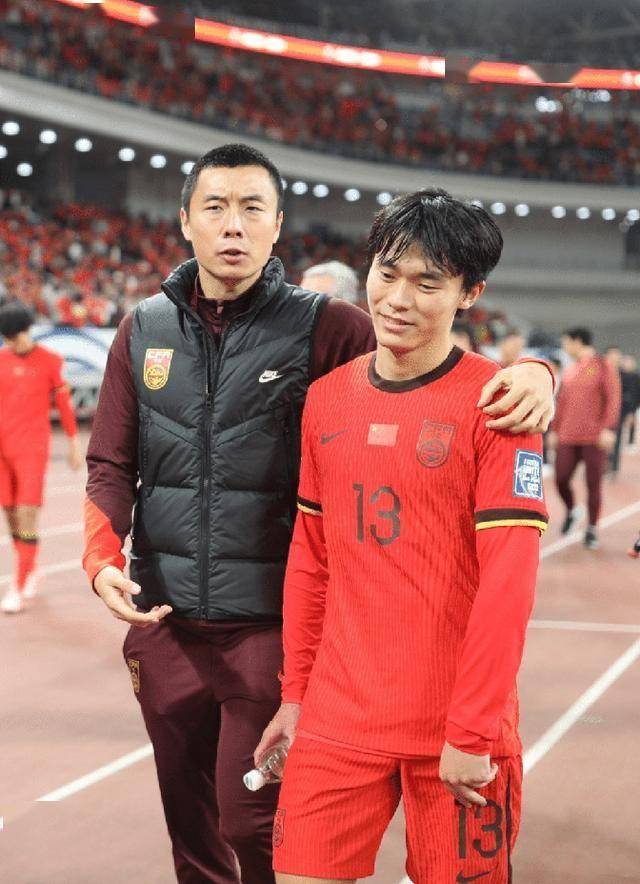 经验老将展现大局观,引领球队取胜 经验老将展现大局观,引领球队取胜