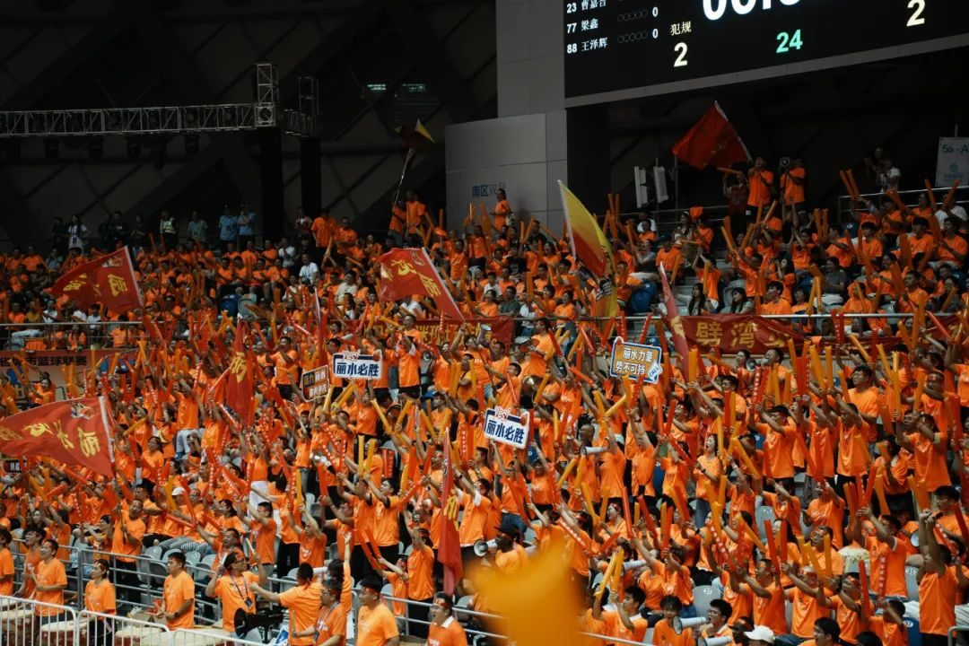 足球比赛引发球迷狂热，球场座无虚席