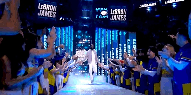 世界顶尖明星现身比赛,球迷欢呼不断 世界顶尖明星现身比赛,球迷欢呼不断