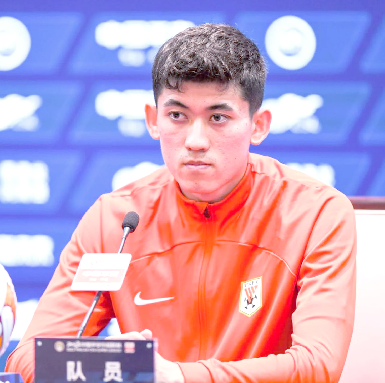 中国足球比赛火爆热播，球员表现逐渐成熟