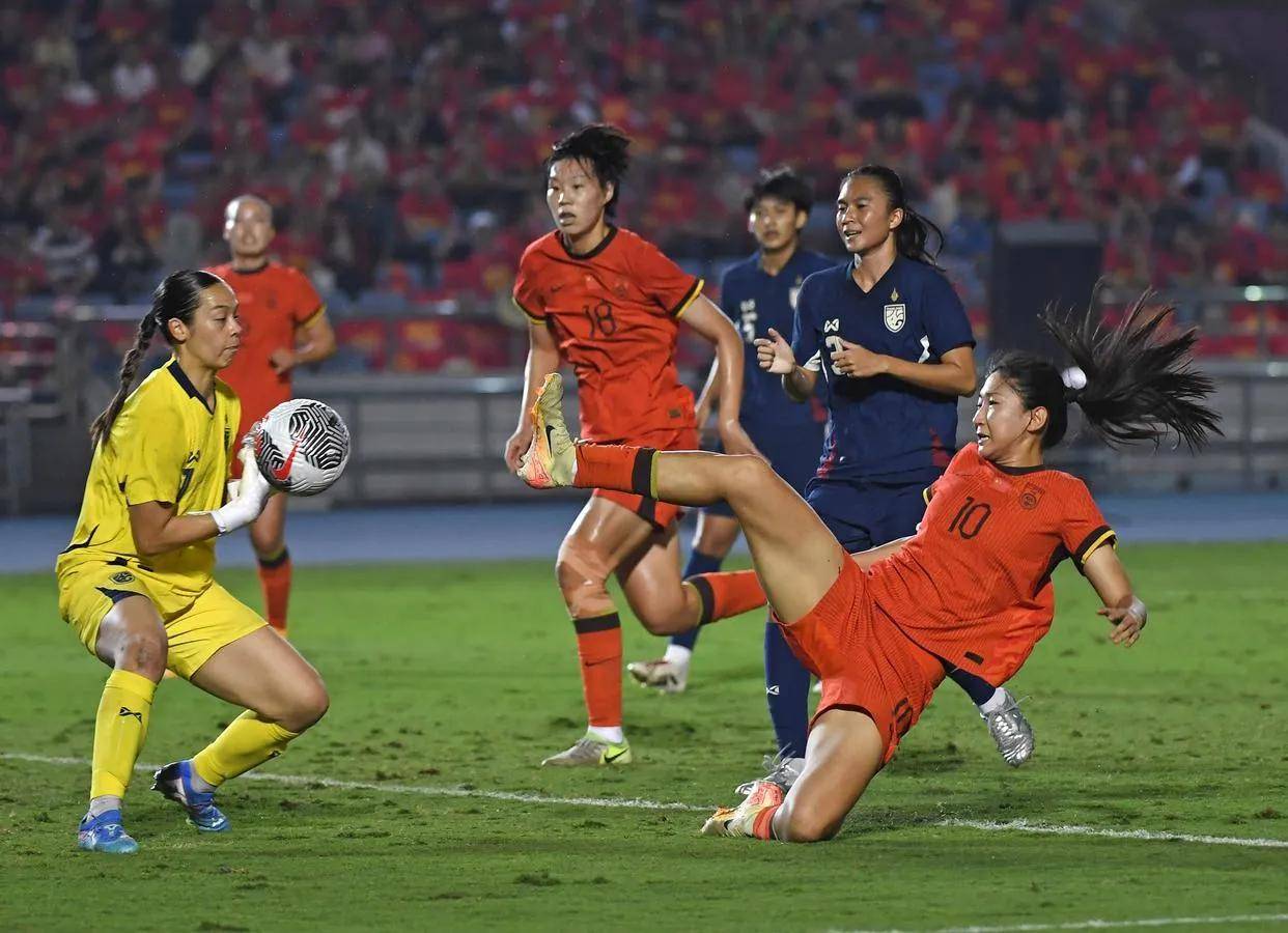 aoa体育-中国女足运动员在比赛中铁杆防守获胜