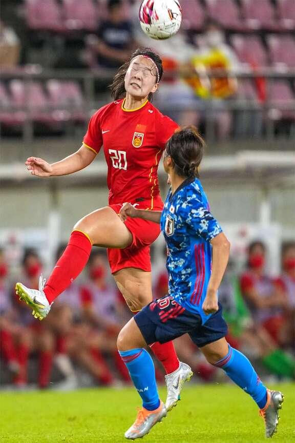 中国女足运动员在比赛中铁杆防守获胜 中国女足运动员在比赛中铁杆防守获胜