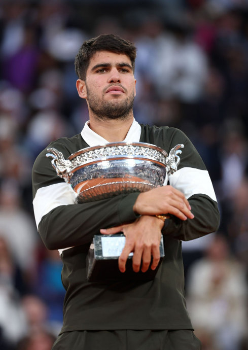 aoa体育官网-阿尔及利亚球星赴卡塔尔踢球，球队盼夺大赛冠军