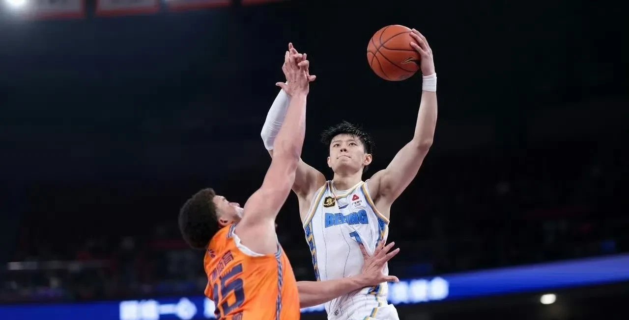 aoa体育官网-球队经验丰富，稳定地夺得胜利