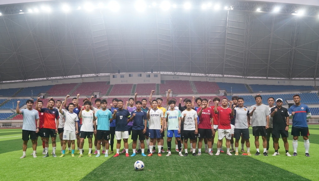 强队教练组织球队备战重要联赛