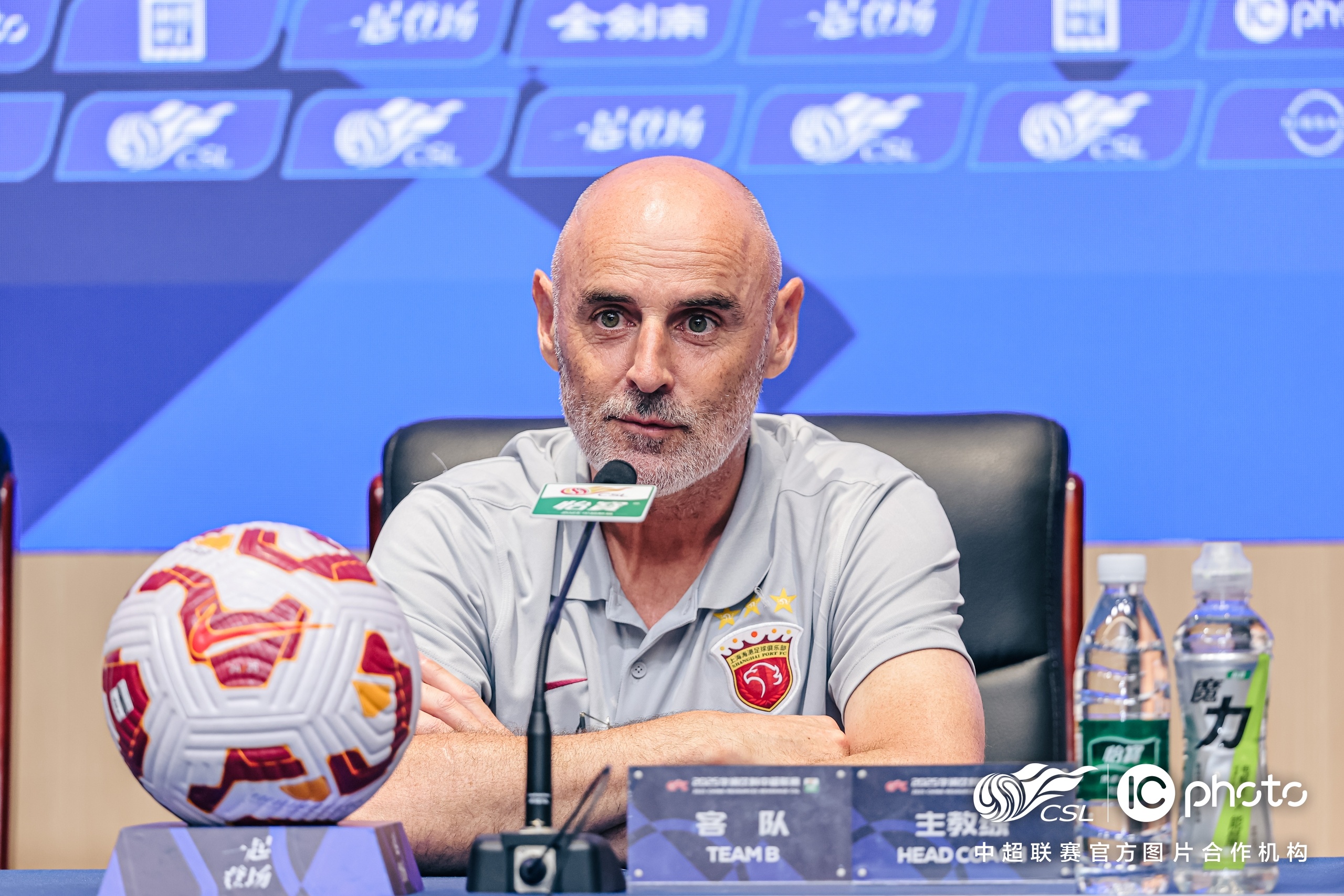 强队教练组织球队备战重要联赛