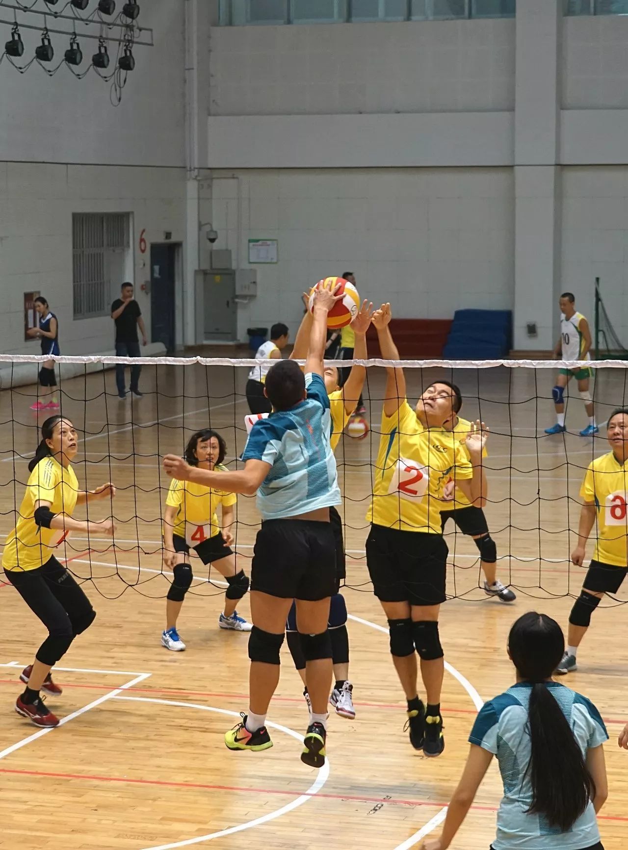 包含球队氛围调查:团结拼搏之秘密?的词条 包含球队氛围调查:团结拼搏之秘密?的词条