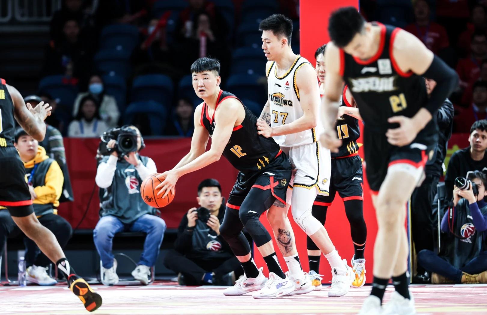 深圳队在比赛中展现出强大实力，取得胜利的简单介绍