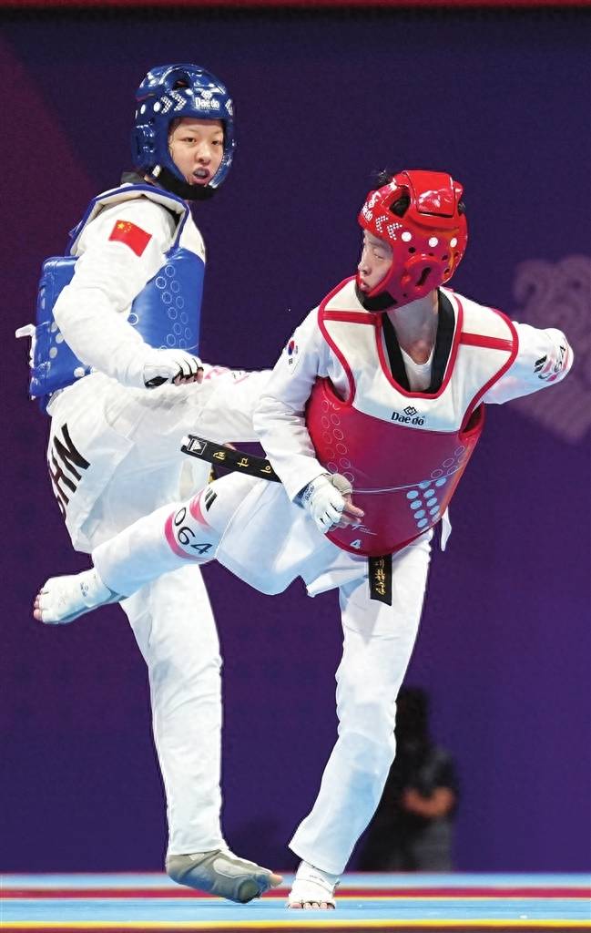 aoa体育活动-印尼选手勇往直前,登场领奖