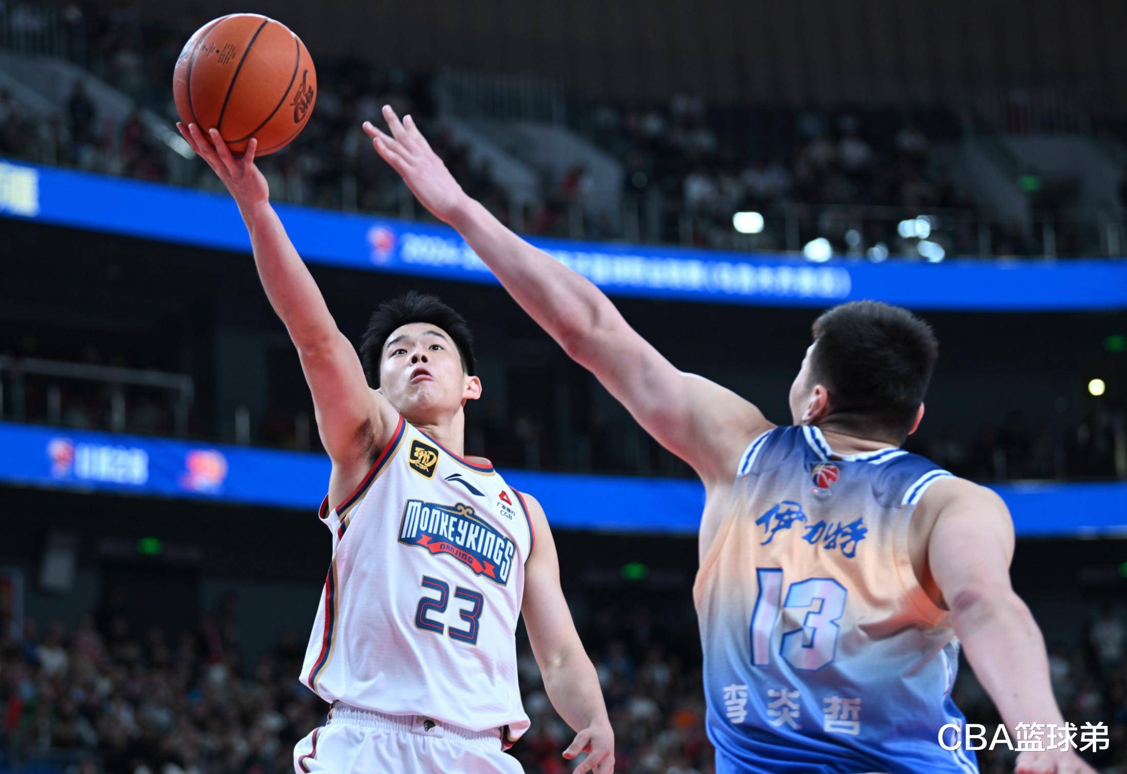 aoa体育培训-篮球赛场兴起新风潮,球迷热烈讨论