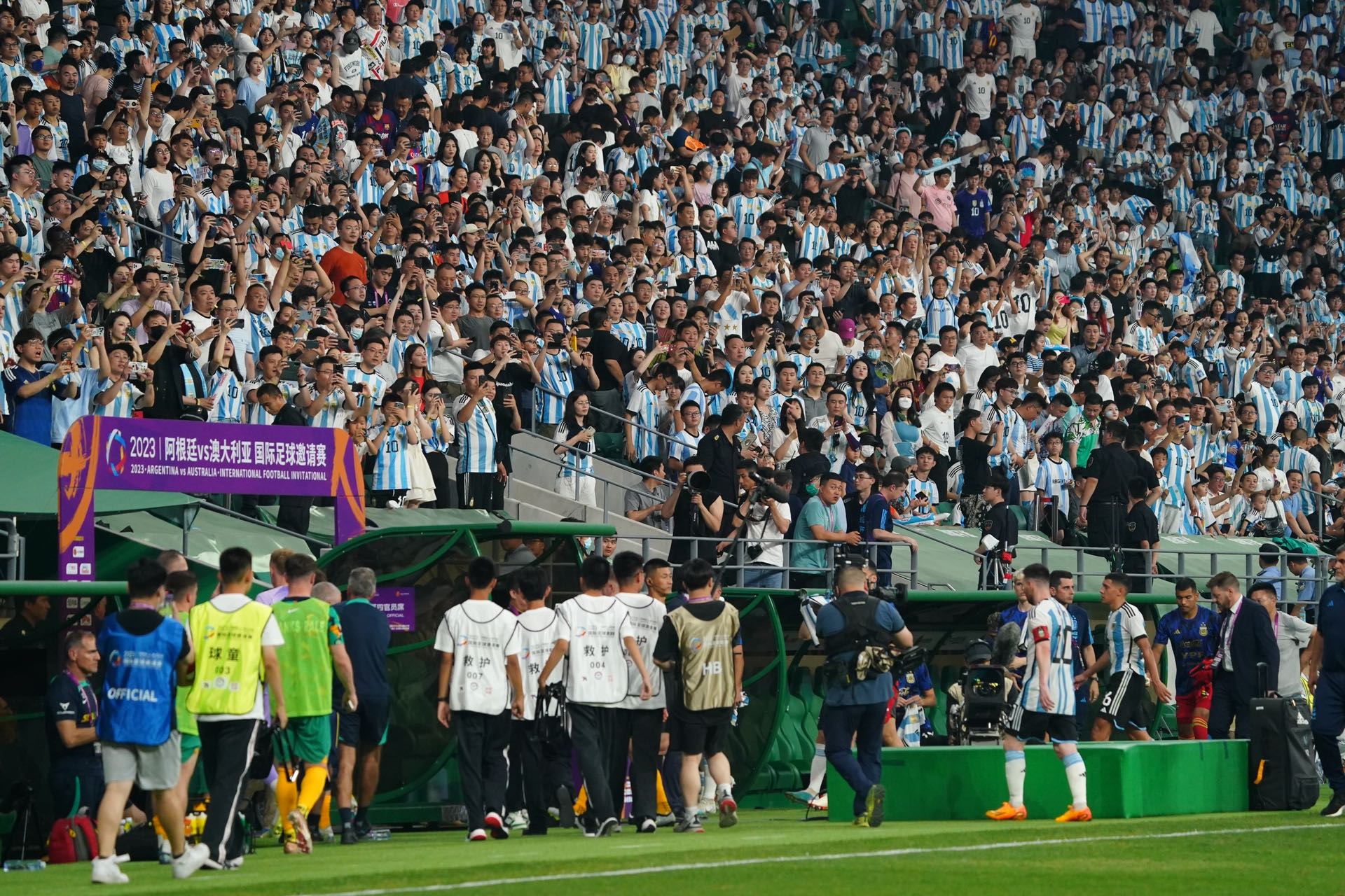 aoa体育培训-包含全球篮球大赛精彩开幕,球迷热情响应的词条