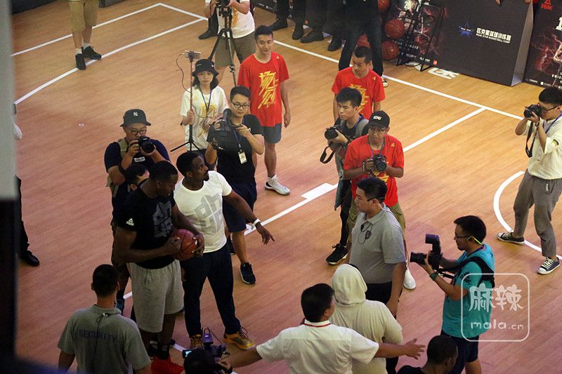 包含全球篮球大赛精彩开幕,球迷热情响应的词条 包含全球篮球大赛精彩开幕,球迷热情响应的词条